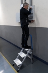 Wytrzymałe, aluminiowe składane schodki z dużymi ryflowanymi stopniami zapewniającymi wygodną i bezpieczną postawę w czasie pracy 810526 - 04.jpg