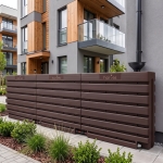 Ścienny zbiornik na deszczówkę wodę 1000 L płaski modułowy naziemny Rainwater Wall HARVES kolor brązowy