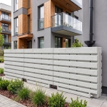 Ścienny zbiornik na deszczówkę wodę 1000 L płaski modułowy naziemny Rainwater Wall HARVES kolor jasny szary terracota
