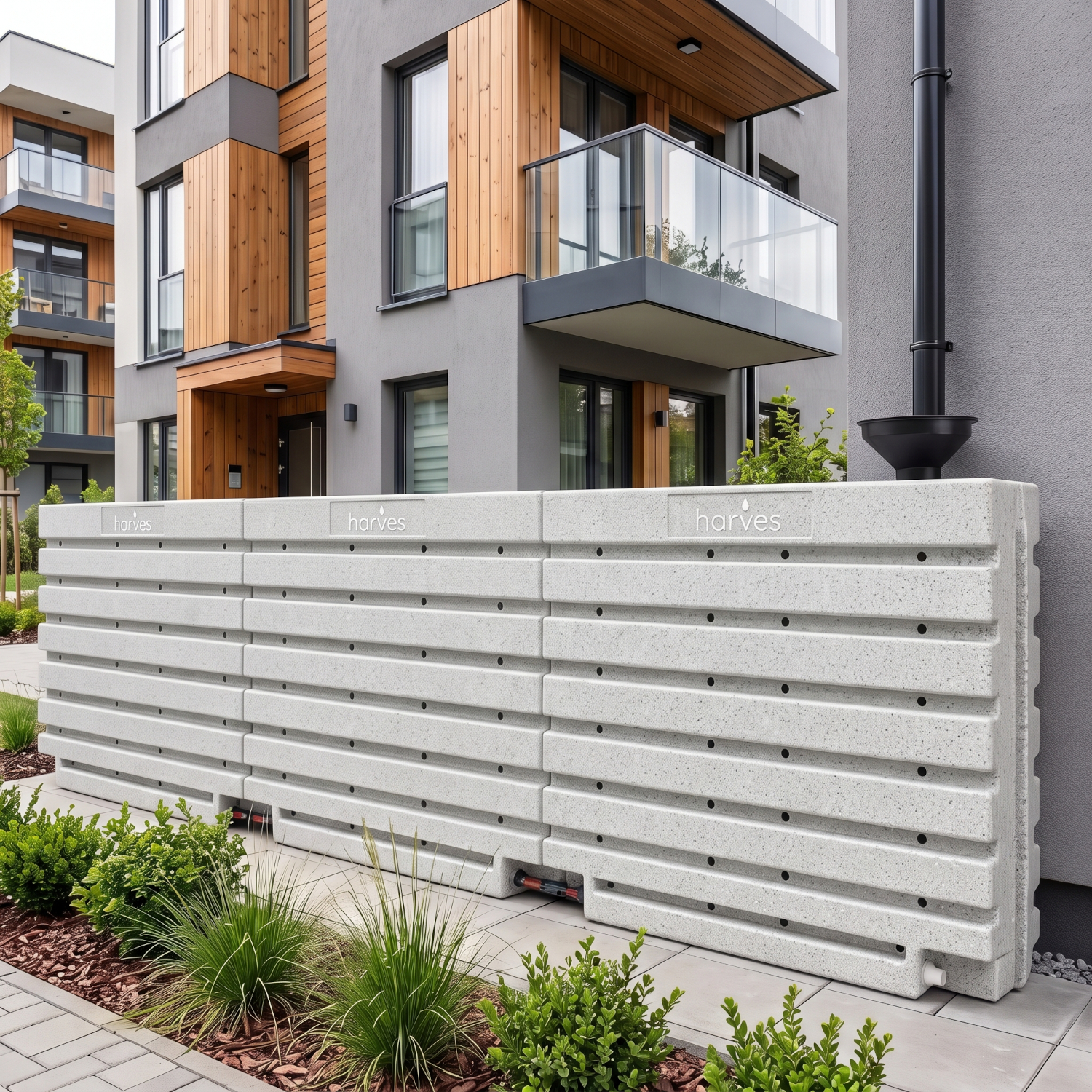 Ścienny zbiornik na deszczówkę wodę 1000 L płaski modułowy naziemny Rainwater Wall HARVES kolor jasny szary terracota