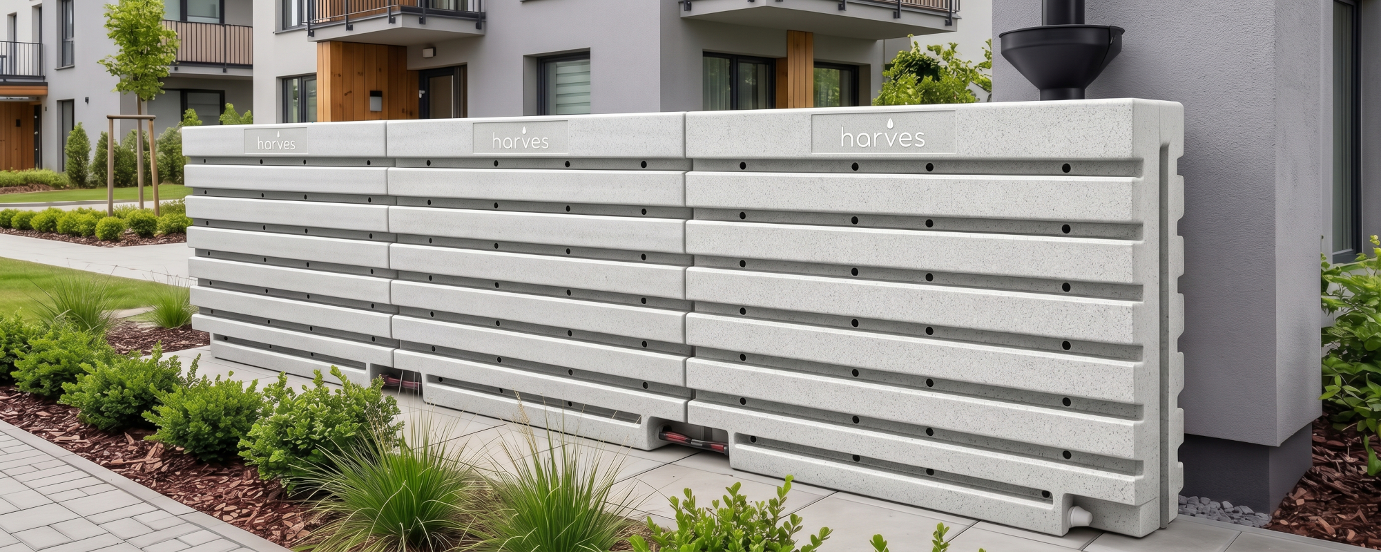 Ścienny zbiornik na deszczówkę wodę 1000 L płaski modułowy naziemny Rainwater Wall HARVES kolor jasny szary terracota